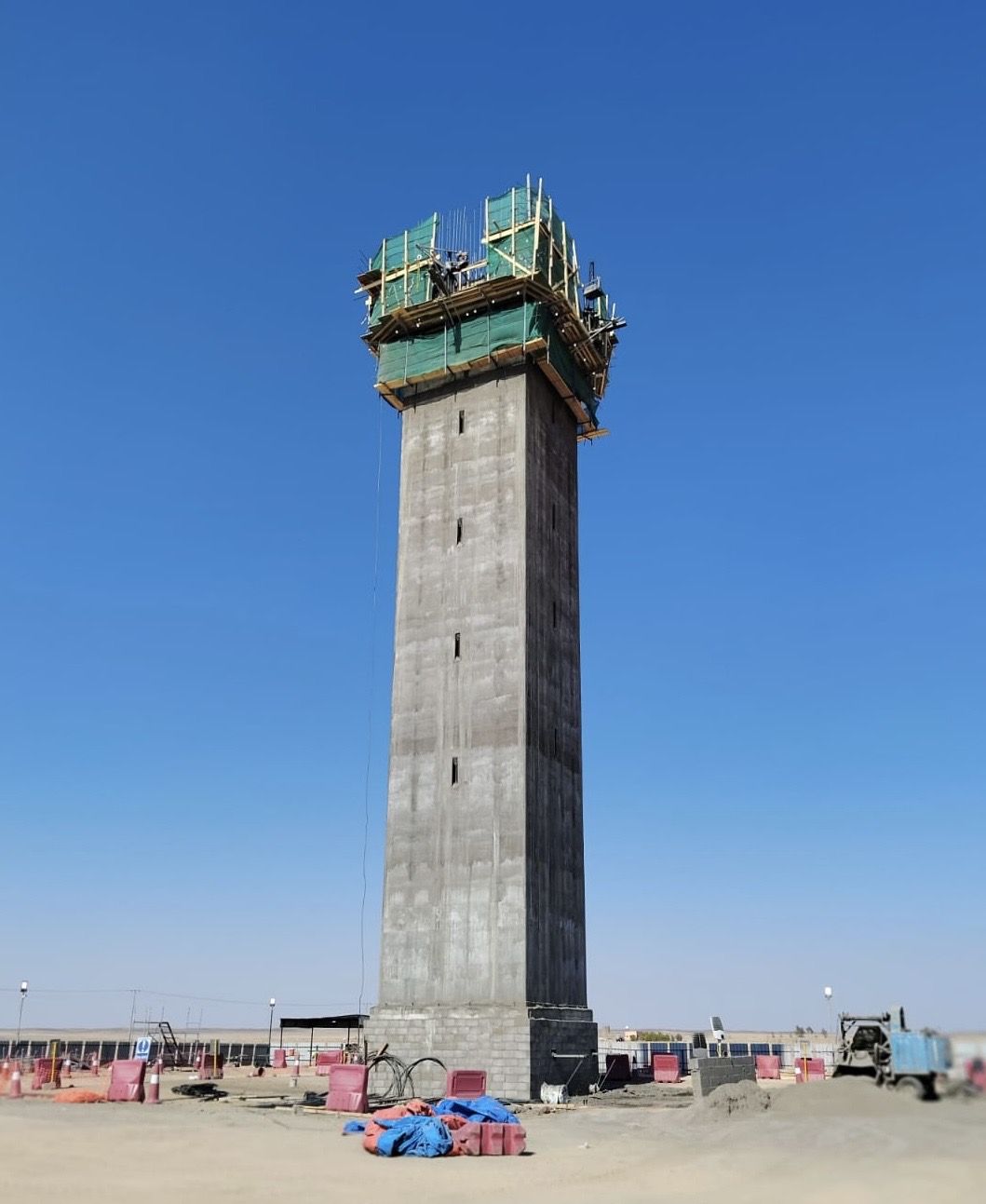 Front view of the concrete shaft and slipform platform